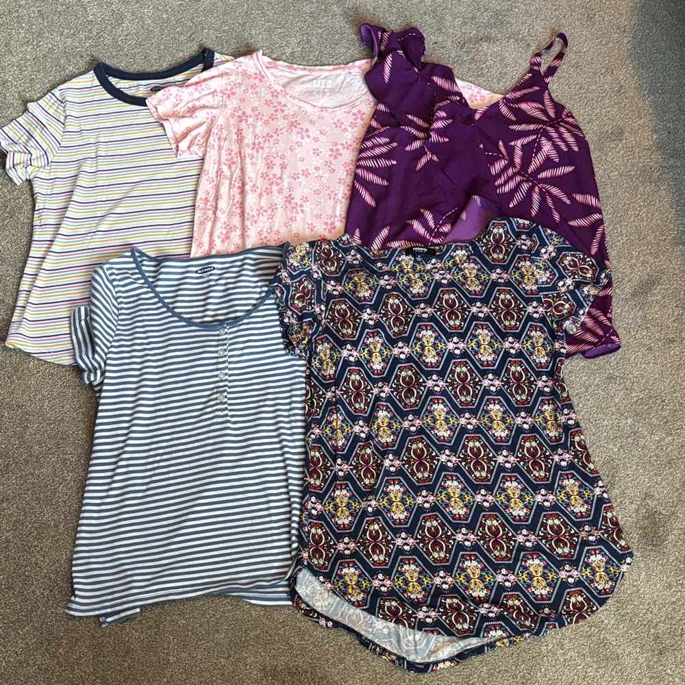 Women’s Short Sleeve and Sleeveless top lot of 5 size medium Old Navy,Uniqlo